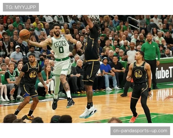 扎伊恩利用内线高效背打拉开空间提升球队关键时刻得分能力